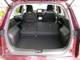 ラゲッジルームです。後席を倒せば大きな荷物も積み込み可能です☆