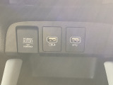 シガーソケットとUSBがついております。