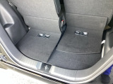 後席を前方へスライドさせることで荷室にゆとりが生まれ、荷物の量に応じて柔軟に使える便利なスペースになります。