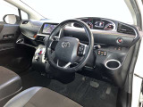運転席周りのレイアウトをご覧ください。ナビゲーションが綺麗に装着されすっきり収まってますね!