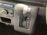 インパネシフトを採用しているので、前席の足元も広々としています。運転席と助手席の行き来もスムーズです!