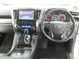 運転席からの視界はこんな感じです☆お気軽にご来店いただき、実際に座って是非お確かめください。ドライバーに寄り添う快適な操作フィールをもたらすステアリングです。