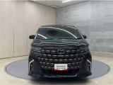 お車購入のポイントとなるフロントマスクです。上質で迫力あるデザインですね☆☆