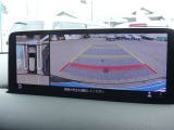 360度ビューカメラを搭載。4方の小型カメラの映像を処理し、車両真上からの映像に変換しています。