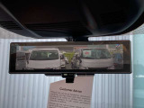 インテリジェントルームミラー搭載で、車の後方に設置されたカメラ映像を映し出してシートバックやヘッドレスト、同乗者に視界が遮られることがなく視認性が非常に良いです