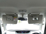 運転席にサンバイザー裏にはバニティミラーが備わっていますので、車の外に出る前にパパッと身だしなみをチェックすることができて便利ですよ♪