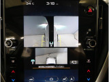 左右のサイドカメラ映像を同時に表示し、車両周囲の死角をしっかりカバー。狭い道や駐車時の接触リスクを減らし、安心して操作できる視界を確保します。