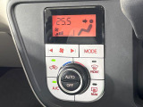 【オートエアコン】一度お好みの温度に設定すれば、車内の温度を検知し風量や温度を自動で調整。暑い&hellip;寒い&hellip;と何度もスイッチ操作をする必要はありません。快適な車内空間には必須の機能ですね♪