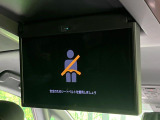 【フリップダウンモニター】大画面モニターで後席でもエンタメをお楽しみいただけます。小さなお子様にも大人気の装備です♪