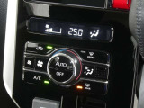 【オートエアコン】車内温度を感知して自動で温度調整をしてくれるのでいつでも快適な車内空間を創り上げます!どの席に座っても快適なドライブが楽しめます♪