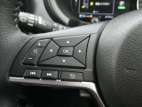 ステアリングスイッチは視点移動するこなくナビゲーションの音量やチャンネルなどの変更が可能です。さらに専用ディスプレイの操作もこのボタンでしていただくことが出来ます!!