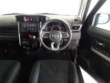 革巻きステアリングで快適な操作性の運転席です。