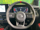 インテリアに合わせたデザインのステアリングは、運転される方のことも考え、運転しやすい形状、大きさです。是非一度、実際に触ってお確かめください。