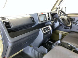 運転席周りのレイアウトをご覧ください。ナビゲーションが綺麗に装着されすっきり収まってますね!