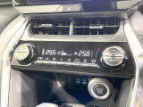 【オートエアコン】一度お好みの温度に設定すれば、車内の温度を検知し風量や温度を自動で調整。暑い&hellip;寒い&hellip;と何度もスイッチ操作をする必要はありません。快適な車内空間には必須の機能ですね♪