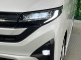 【LEDヘッドライト】悪天候や夜間走行時も良好な視界を確保し安心して運転できる高輝度LEDヘッドライトを装備!点灯速度が早く、消費電力も抑えられています。