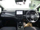 開放的で周囲が広く見渡せる運転席は車両の感覚がつかみやすくて安心安全です♪雨の日も視界良好、油膜や汚れの付着を防止するウィンドウ撥水の施工も承ります♪フロントガラスだけでなく、全ガラスに施工可能です☆