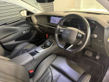 スッキリとまとめられた運転席周りで、運転を楽しくさせる内装です。