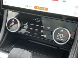 【デュアルオートエアコン】大きなダイヤルで温度調節が可能でございます!手元を見なくてもわかりやすくなっており、運転にも集中できます!