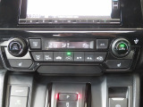車内の空調は運転席と助手席で温度設定が分けられるデュアルオートエアコンです!!