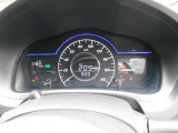 スピードメーターです。シンプルで運転中でも見やすいデザインですよ。