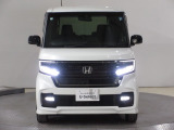 ハロゲンより明るく、より遠くまでさらなる安心感のあるLEDヘッドライトを採用。点灯忘れも防止できるオートライトコントロール機構付きです。
