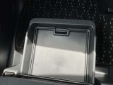 助手席下部にサンダル等小物が入るシートアンダートレー収納BOXが有ります。