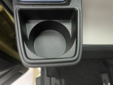 カップホルダーは運転席や助手席からちょうど手の届く位置です!!