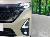 【LEDヘッドライト】悪天候や夜間走行時も良好な視界を確保し安心して運転できる高輝度LEDヘッドライトを装備!点灯速度が早く、消費電力も抑えられています。