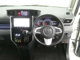 運転席からの視界はこんな感じです☆お気軽にご来店いただき、実際に座って是非お確かめください。ドライバーに寄り添う快適な操作フィールをもたらすステアリングです。
