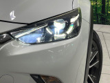【LEDヘッドライト】悪天候や夜間走行時も良好な視界を確保し安心して運転できる高輝度LEDヘッドライトを装備!点灯速度が早く、消費電力も抑えられています。