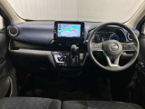 【運転席・助手席転席】運転席の足もともゆったりで長距離ドライブでも快適に★