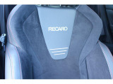 フロントシートは運転席・助手席共にレカロタイプを採用ております。体のホールド性はもちろん良いのですが、腰痛対策にも一役買う優れもののシートです!長時間の運転でその良さを実感くださいませ!