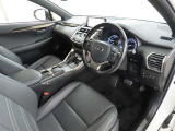 シンプルで使いやすいデザインの運転席です。