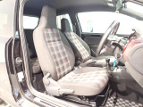 楽な姿勢で座ることが出来るので長時間の運転でも疲れにくいですし体もぶれにくいですよ。