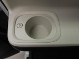 シフト周辺にはカップホルダー兼小物入れも装備しております。何気ないですが、こういうスペースがあるととっても便利ですよね。