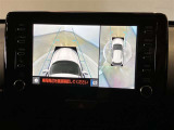 左右のドアミラーに設置されたカメラからの映像を表示します。路肩への幅寄せ・狭い路地でのすれ違いなどのケースにおいて、車両側方の安全確認や接触回避の操作をサポートします。