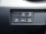 こちらのお車には先進安全装備が多数搭載されています。衝突被害を回避あるいは軽減するためのブレーキや、後方死角からの接近警報、車線逸脱を防止する警報装置など、詳しくはスタッフまでお尋ねください。