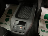 目的地に到着後、シフトをパーキングに入れると自動で駐車ブレーキのかけ忘れも防げます。出発時に指1本で解除していただけれる操作もカンタンですよ。