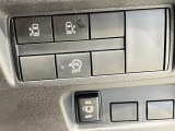 運転席側から両側スライドドアの開閉ができます