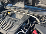 【STIタワーバー】お車の剛性を高めるタワーバーを装備。よりスムーズなコーナリング走行が可能となり、走りも楽しめます。