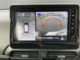 空から見ているような視点で周囲が確認できるアラウンドビューモニター、クルマの真上から見ているかのような映像によって、周辺の見えにくい障害物でも気付くことができます。