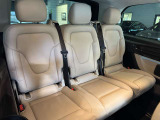 メルセデスのシートは少し硬めになっております。長時間の運転の際、適度な反発があることでお尻や腰の負担を減らす効果が御座います。