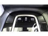 『EVモード』はモーターのみで走行しガソリンを消費しないハイブリッド車ならではの環境にも優しい走行です