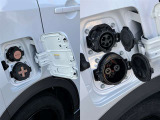 給電口は運転席側後方にあります。上が普通充電、下が急速充電です。