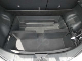 ディーラーオプションのラゲッジボックスが付いておりますので、荷物を2段に分けて積み込みする事とが出来ます。ラゲッジボートの下には大容量の収納スペース☆
