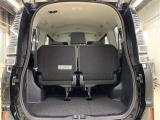 サードシート跳ね上げ式で折りたたみ可能です。キャンプ用品など大きな荷物もばっちり収納可能です!