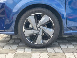 純正アルミホイール。タイヤサイズは205/50R17です。