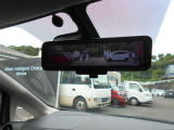 スマートミラーです。後席に人がいたり荷物が山積みでも大丈夫。後の視界はカメラの映像で見れますよ。
