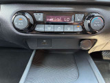 どなたでも操作簡単なオートエアコン付きです★嬉しいシートヒーターも運転席、助手席の両方についております(^^♪